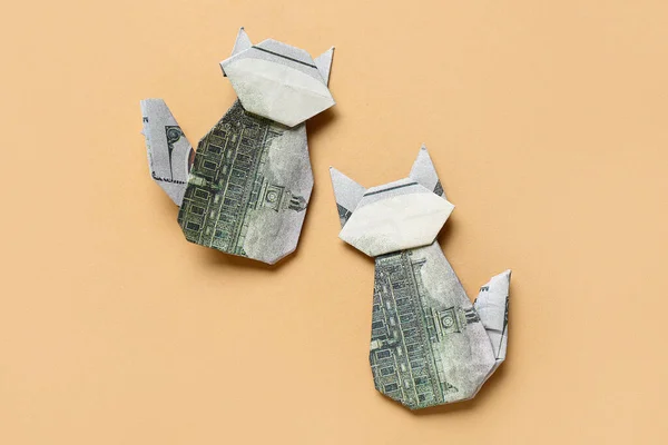 Gatos Origami Feitos Notas Dólar Fundo Bege — Fotografia de Stock