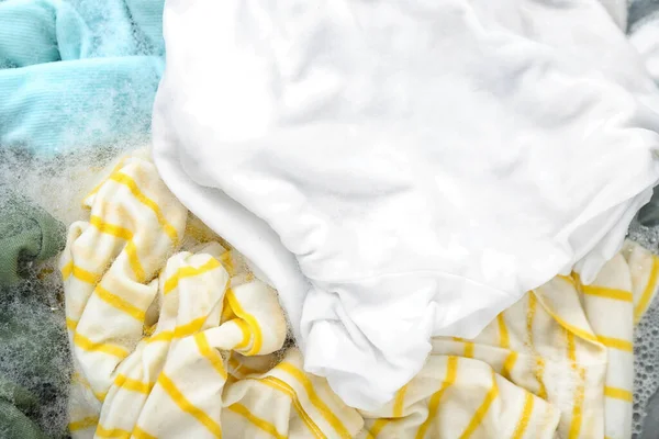 Çamaşır Deterjanıyla Islak Kıyafetler Yakın Plan — Stok fotoğraf