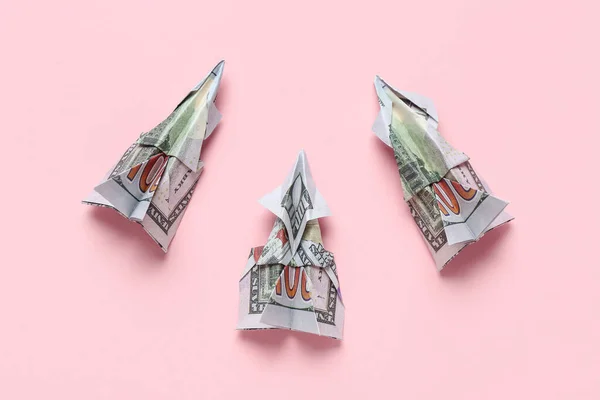 Aviões Origami Feitos Notas Dólar Sobre Fundo Rosa — Fotografia de Stock