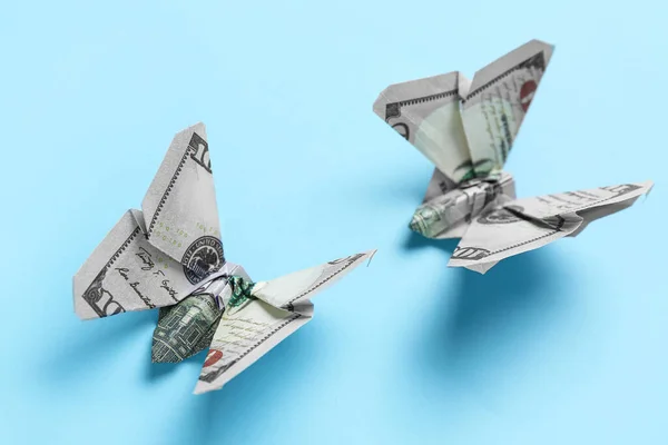 Borboletas Origami Feitas Notas Dólar Sobre Fundo Azul Close — Fotografia de Stock