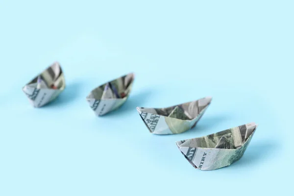 Barcos Origami Feitos Notas Dólar Sobre Fundo Azul Close — Fotografia de Stock