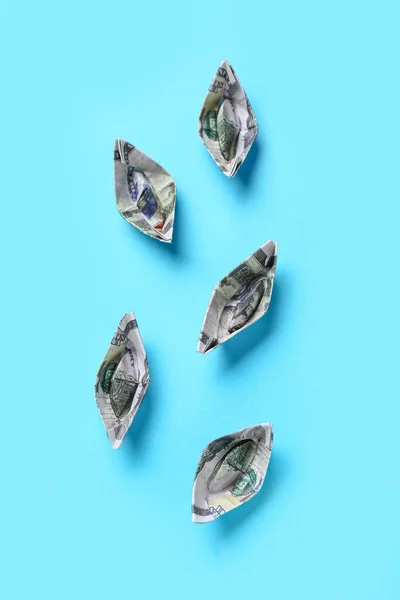 Barcos Origami Feitos Notas Dólar Sobre Fundo Azul — Fotografia de Stock