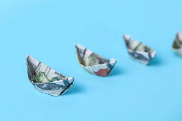 Barcos Origami Feitos Notas Dólar Sobre Fundo Azul Close — Fotografia de Stock