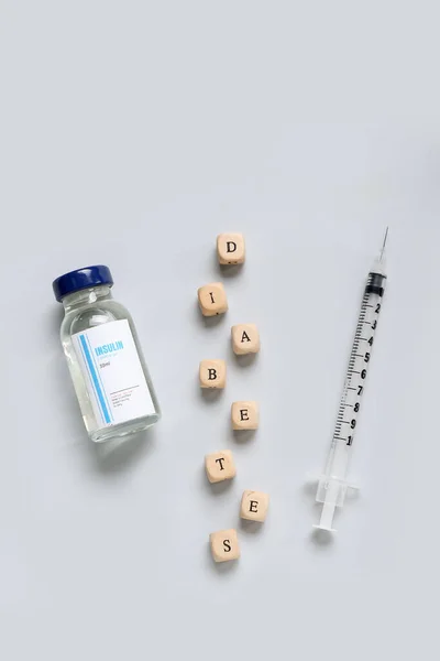 Diabetes Palabra Con Insulina Jeringa Sobre Fondo Gris — Foto de Stock