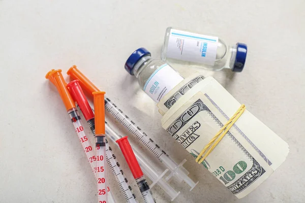 Insulina Con Jeringas Dinero Sobre Fondo Blanco Concepto Medicina Costosa — Foto de Stock