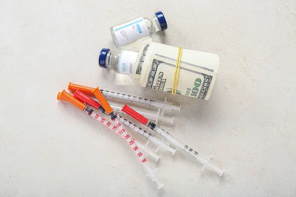 Insulina Con Jeringas Dinero Sobre Fondo Blanco Concepto Medicina Costosa — Foto de Stock