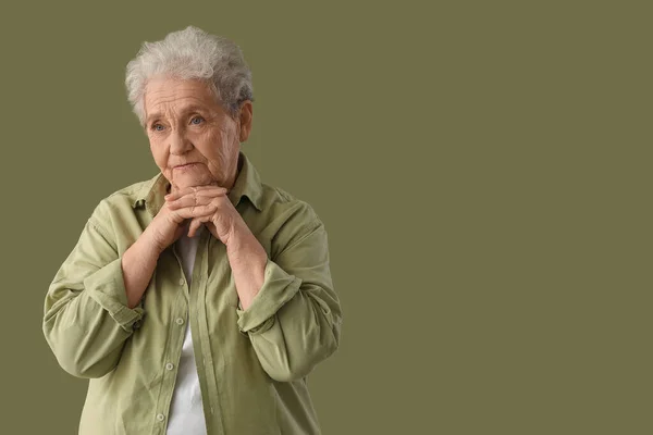 Σκέψη Ηλικιωμένη Γυναίκα Πράσινο Φόντο — Φωτογραφία Αρχείου