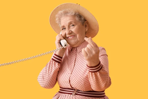 Donna Anziana Che Parla Telefono Sfondo Giallo — Foto Stock