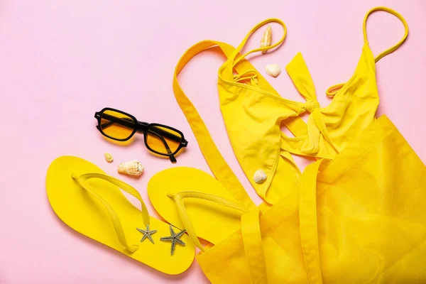 Tasche Mit Flip Flops Badeanzug Sonnenbrille Und Muscheln Auf Rosa — Stockfoto