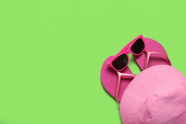 Flip Flops Sunglasses Bucket Hat Green Background — Stock Photo, Image