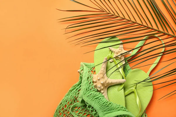 String Bag Flip Flops Starfishes Palm Leaf Red Background — Stock Photo, Image