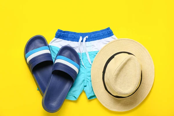 Chanclas Con Pantalones Cortos Sombrero Sobre Fondo Amarillo —  Fotos de Stock