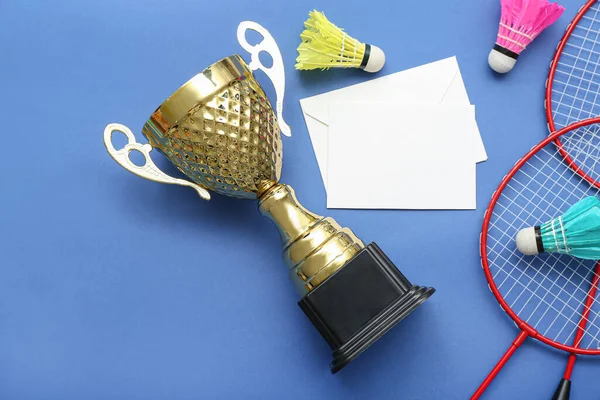 Blanko Karte Mit Goldpokal Und Badminton Ausrüstung Auf Blauem Hintergrund — Stockfoto