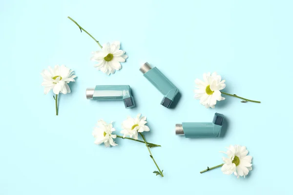 Astma Inhalatoren Met Madeliefje Bloemen Blauwe Achtergrond — Stockfoto
