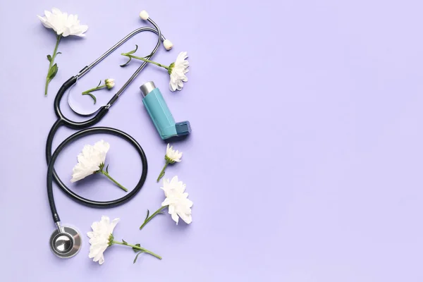 Asthma Inhalator Mit Blumen Und Stethoskop Auf Fliederfarbenem Hintergrund — Stockfoto