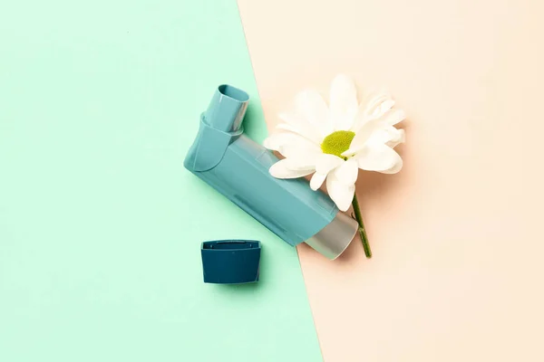 Astma Inhalator Met Madeliefje Bloem Kleur Achtergrond — Stockfoto