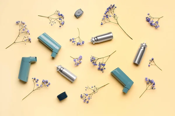 Inhalateurs Asthme Avec Des Fleurs Sur Fond Jaune — Photo