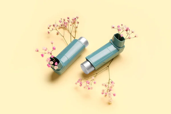 Asthma Inhalers Flowers Yellow Background — Stock Photo, Image