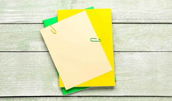 Μπεζ Κίτρινα Και Πράσινα Φύλλα Χαρτιού Κλιπ Ξύλινο Φόντο Χρώμα — Φωτογραφία Αρχείου