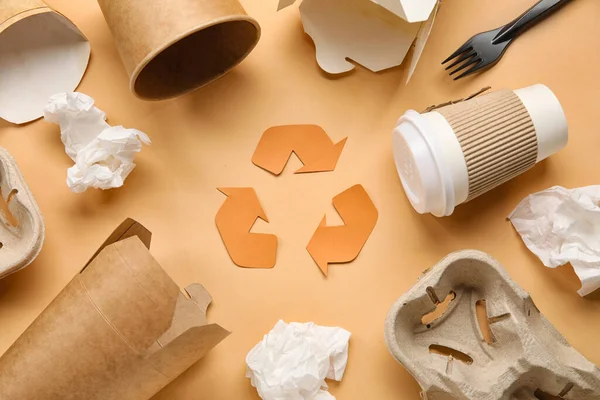 Recycling Schild Mit Papiermüll Auf Beigem Hintergrund — Stockfoto