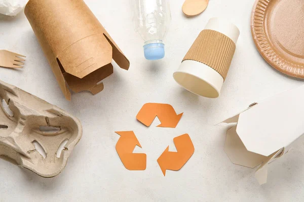 Sinal Reciclagem Com Lixo Fundo Branco — Fotografia de Stock