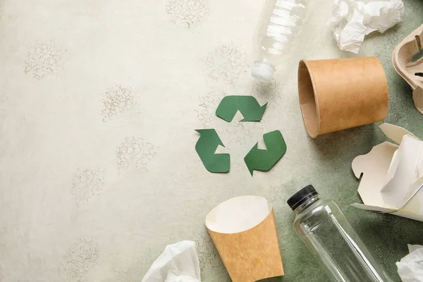 Recycling Bord Met Afval Grunge Achtergrond — Stockfoto