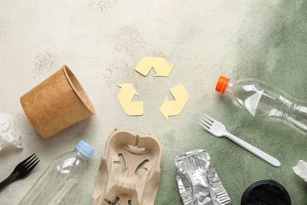 Recycling Schild Mit Müll Auf Grunge Hintergrund — Stockfoto