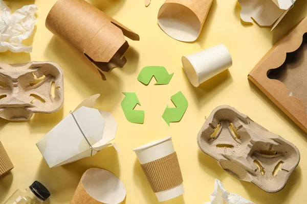 Sinal Reciclagem Com Lixo Fundo Amarelo — Fotografia de Stock