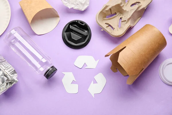 Sinal Reciclagem Com Lixo Fundo Lilás — Fotografia de Stock