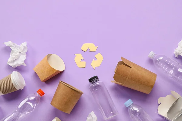 Sinal Reciclagem Com Lixo Fundo Lilás — Fotografia de Stock
