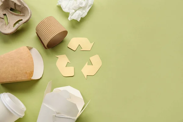 Recycling Schild Mit Müll Auf Grünem Hintergrund — Stockfoto