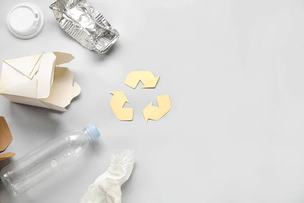 Recyklační Značka Odpadky Šedém Pozadí — Stock fotografie