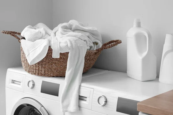 洗衣房洗衣机上装有脏衣服和洗涤剂的篮子 — 图库照片