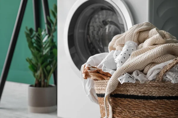 洗濯室の洗濯機の近くに汚れた服を着たバスケット クローズアップ — ストック写真