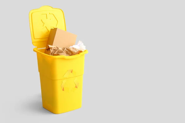 Recipiente Lixo Com Papel Sobre Fundo Leve Conceito Reciclagem — Fotografia de Stock