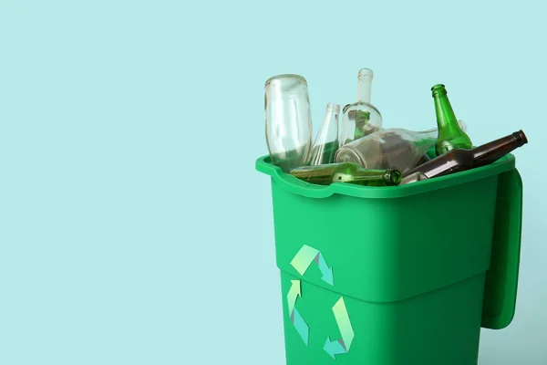 Müllcontainer Mit Glasflaschen Auf Hellblauem Hintergrund Recyclingkonzept — Stockfoto