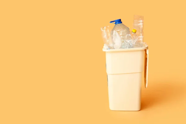 Recipiente Lixo Com Plástico Fundo Bege Conceito Reciclagem — Fotografia de Stock