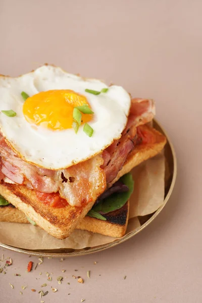 Délicieux Sandwich Aux Œufs Frits Bacon Sur Fond Beige — Photo