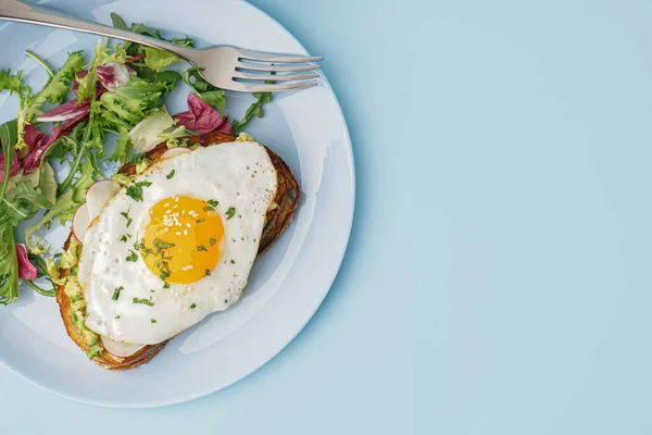 Lezzetli Sandviç Kızarmış Yumurta Mavi Arka Planda Salata — Stok fotoğraf
