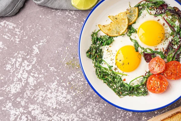 Πιάτο Νόστιμα Τηγανητά Αυγά Και Σαλάτα Γκρι Φόντο — Φωτογραφία Αρχείου