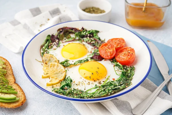 Πιάτο Νόστιμα Τηγανητά Αυγά Σαλάτα Και Αβοκάντο Σάντουιτς Ελαφρύ Φόντο — Φωτογραφία Αρχείου