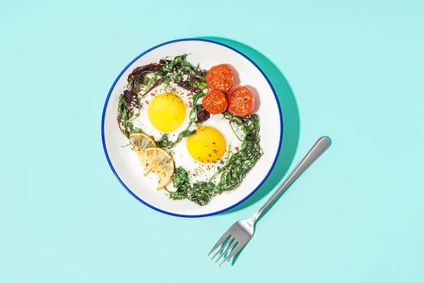Πιάτο Νόστιμα Τηγανητά Αυγά Και Σαλάτα Μπλε Φόντο — Φωτογραφία Αρχείου