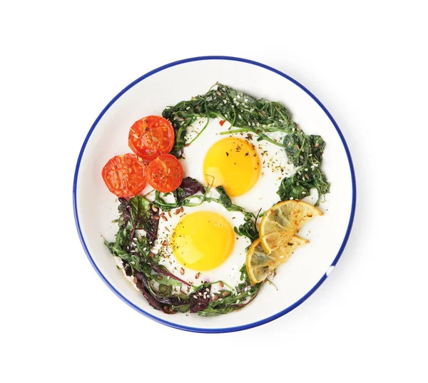 Πιάτο Νόστιμα Τηγανητά Αυγά Και Σαλάτα Λευκό Φόντο — Φωτογραφία Αρχείου