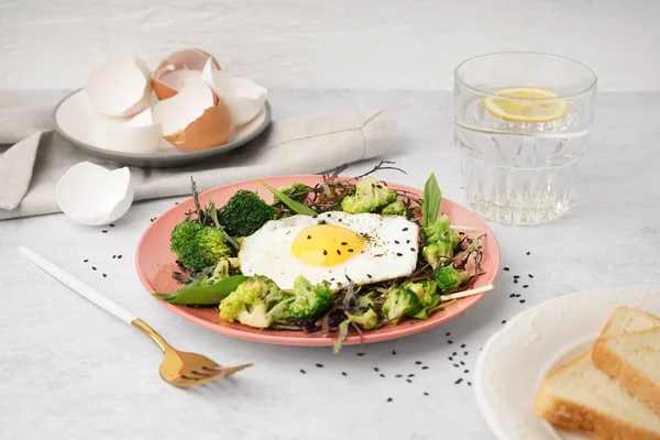 Plate Tasty Fried Egg Salad Table — Stock Photo, Image