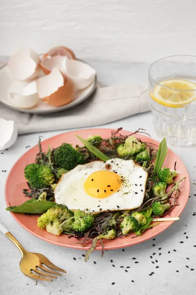 Plate Tasty Fried Egg Salad Table — Stock Photo, Image