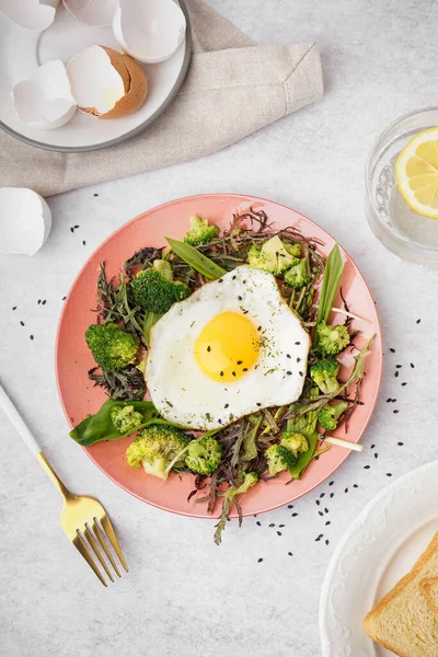 Plate Tasty Fried Egg Salad Grey Background — Stock Photo, Image