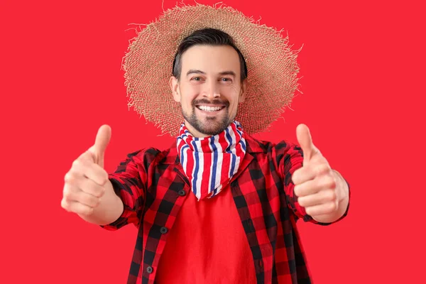 Schöner Mann Mit Hochgereckten Daumen Auf Rotem Hintergrund Fest Junina — Stockfoto