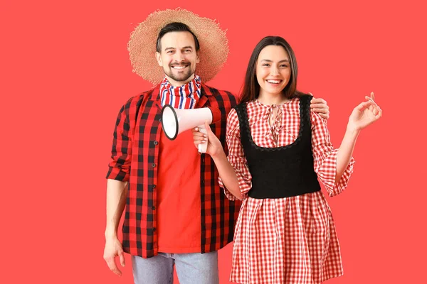 Junges Paar Mit Megafon Auf Rotem Hintergrund Fest Junina Juni — Stockfoto
