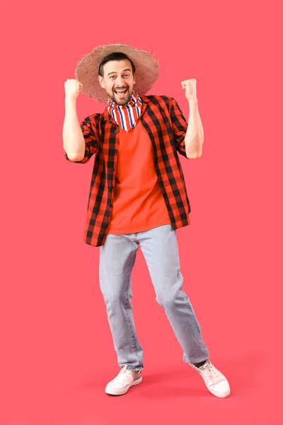 赤い背景の幸せな若い男 フェスタ十二菜 6月祭 — ストック写真