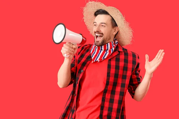 Schöner Mann Der Ein Megafon Auf Rotem Hintergrund Ruft Fest — Stockfoto